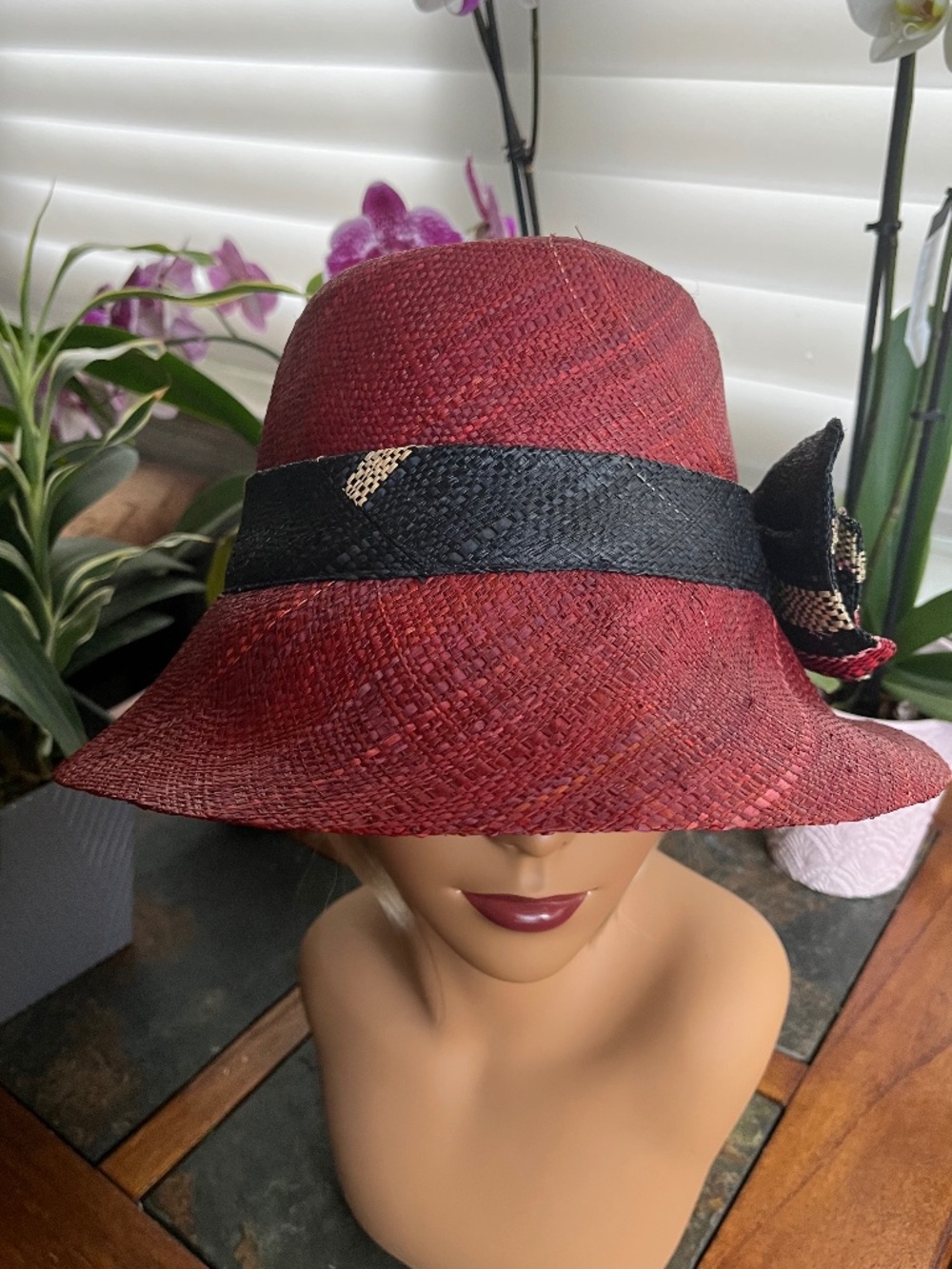 ONIGO 100% Rafia Cloche / Bucket Hat  Hand Made in Madagascar  Beautiful  NWOT